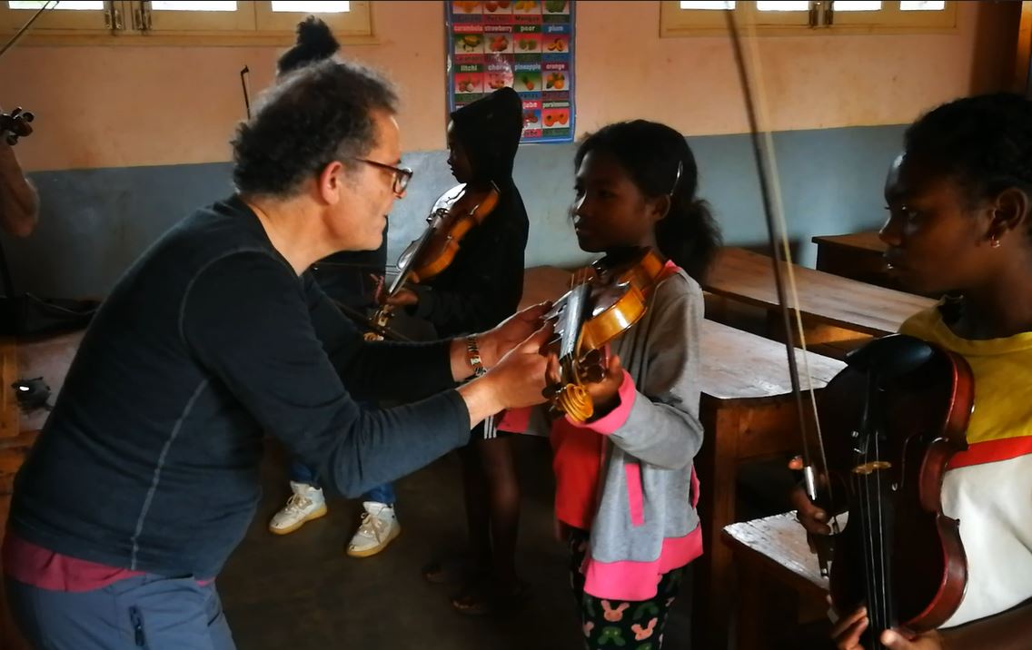 Marc Viellefont donne un cours de violon a Zazakely